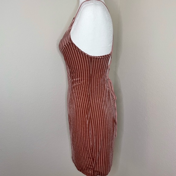 Velvet mini dress in dusty pink - Picture 9 of 11